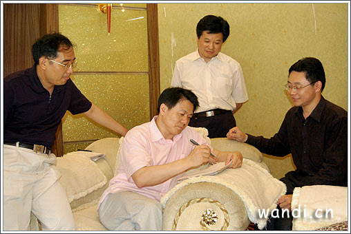 汪中求与襄樊笑坤总裁培训中心总经理钱显忠、襄樊时代光华教育发展有限公司总经理章宏建、襄樊商务网总经理石继军交流细节