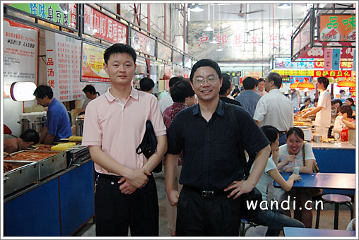 这是在武汉户部巷,左起襄樊市政协的张保谦和我